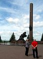 Park des Sieges. Stadtführerin Irina beginnt die Tour mit uns am Denkmal für den Helden der Sowjetunion Matrosow.